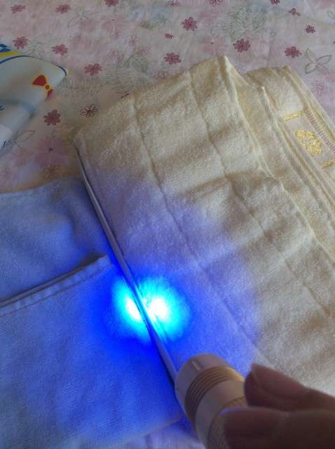  寶媽買了紫光手電，衣服上好多熒光劑，看的心慌害怕