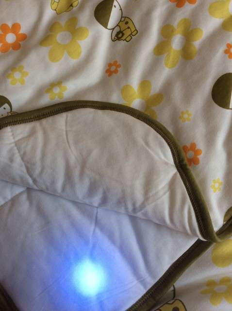  寶媽買了紫光手電，衣服上好多熒光劑，看的心慌害怕