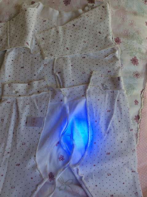  寶媽買了紫光手電，衣服上好多熒光劑，看的心慌害怕
