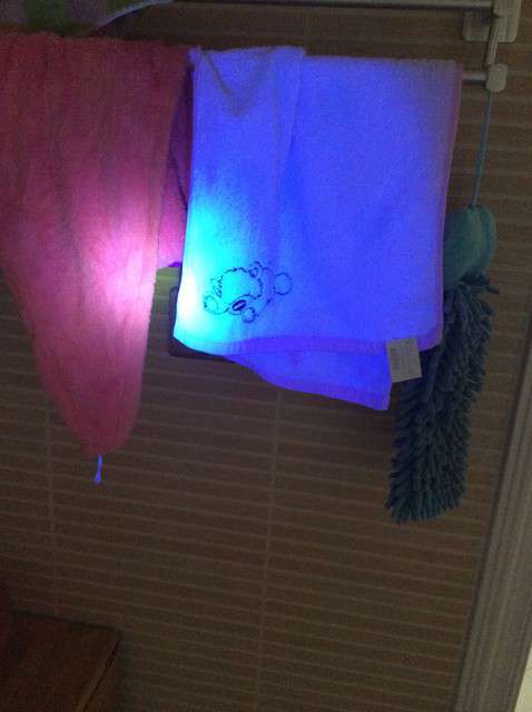  寶媽買了紫光手電，衣服上好多熒光劑，看的心慌害怕